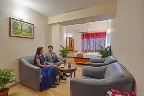 Fabhotel Aura Inn