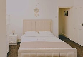 Immaculate 3-bed Cottage in Hampton