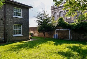 Immaculate 3-bed Cottage in Hampton