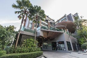 Emerald 211 - Studio With Balcony and Shared Pool