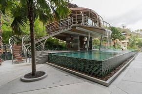 Emerald 211 - Studio With Balcony and Shared Pool