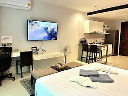 Emerald 211 - Studio With Balcony and Shared Pool