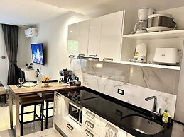 Emerald 211 - Studio With Balcony and Shared Pool