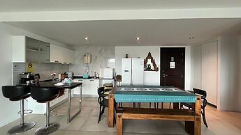Emerald 702 - Triplex Penthouse With Stunning View