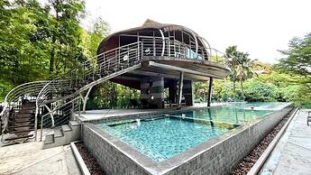 Emerald 702 - Triplex Penthouse With Stunning View