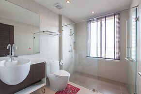Emerald 702 - Triplex Penthouse With Stunning View