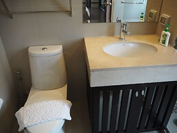 7B - 5 Bedroom Downtown Penthouse With Shared Pool