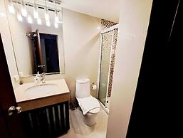 7B - 5 Bedroom Downtown Penthouse With Shared Pool