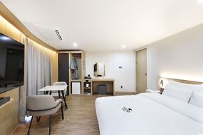 HotelHound Jeonju Junghwasan