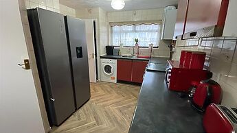 Charming Basildon House With 3 Bedroom Near Town