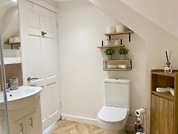 Central Tenby Flat - Dog Friendly, Sleeps 8