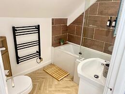 Central Tenby Flat - Dog Friendly, Sleeps 8