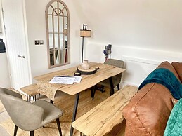Central Tenby Flat - Dog Friendly, Sleeps 8