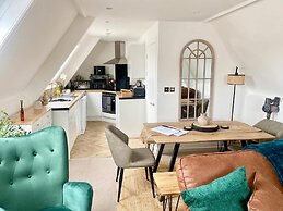 Central Tenby Flat - Dog Friendly, Sleeps 8