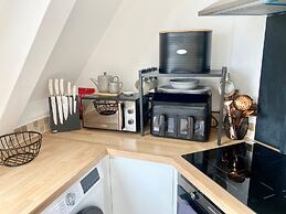 Central Tenby Flat - Dog Friendly, Sleeps 8
