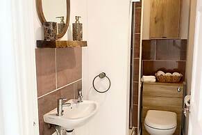 Central Tenby Flat - Dog Friendly, Sleeps 8