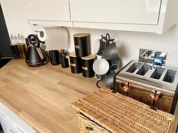 Central Tenby Flat - Dog Friendly, Sleeps 8