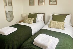 Central Tenby Flat - Dog Friendly, Sleeps 8