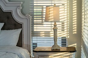 Central Location Master Bedroom w Shared Bathroom