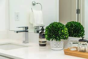 Central Location Master Bedroom w Shared Bathroom