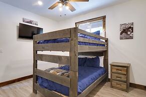 Hot Tub, Pool Table & Fireplace: 5 Mi to Breck!