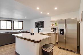 Hot Tub, Pool Table & Fireplace: 5 Mi to Breck!