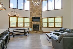 Hot Tub, Pool Table & Fireplace: 5 Mi to Breck!