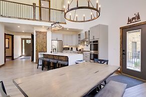 Hot Tub, Pool Table & Fireplace: 5 Mi to Breck!