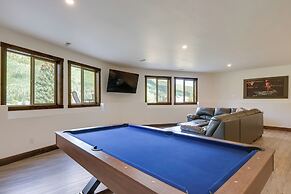 Hot Tub, Pool Table & Fireplace: 5 Mi to Breck!