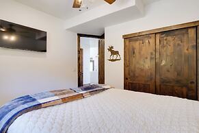 Hot Tub, Pool Table & Fireplace: 5 Mi to Breck!