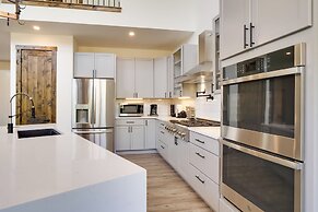 Hot Tub, Pool Table & Fireplace: 5 Mi to Breck!