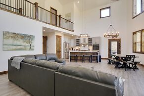 Hot Tub, Pool Table & Fireplace: 5 Mi to Breck!