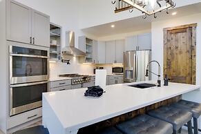 Luxe Ski Escape! Breck Home w/ Hot Tub & Game Room