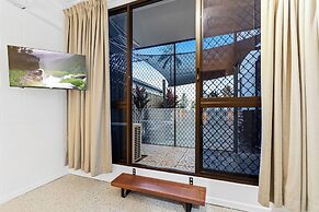 Rainforest Reef Retreat - Esplanade Ground-floor Apartment