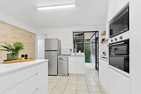 Rainforest Reef Retreat - Esplanade Ground-floor Apartment