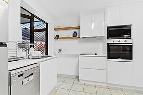 Rainforest Reef Retreat - Esplanade Ground-floor Apartment