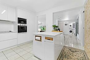 Rainforest Reef Retreat - Esplanade Ground-floor Apartment