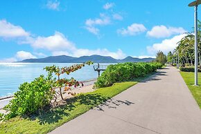 Rainforest Reef Retreat - Esplanade Ground-floor Apartment