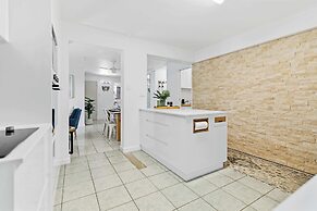 Rainforest Reef Retreat - Esplanade Ground-floor Apartment