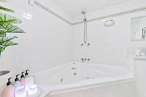Rainforest Reef Retreat - Esplanade Ground-floor Apartment