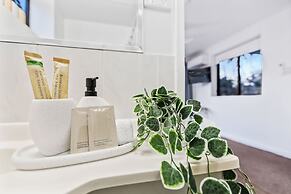 Rainforest Reef Retreat - Esplanade Ground-floor Apartment