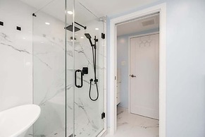 Convenient Downtown Flat