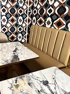 Bed & Chic art rooms