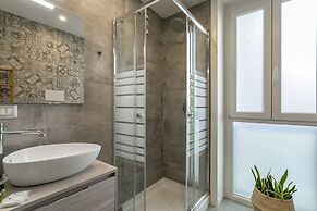 Modern Studio with Balcony in Milan