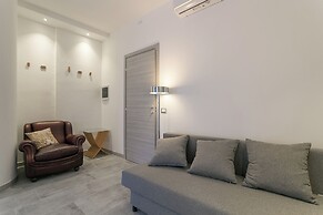 Modern Studio with Balcony in Milan