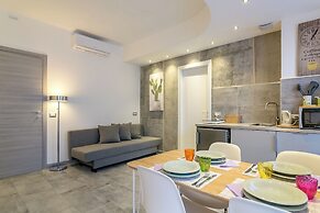 Modern Studio with Balcony in Milan