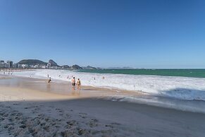 Studio com Wi-fi e Ar a 45m da Praia de Copacabana