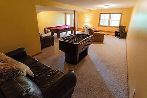 Cheerful Two Bdrm Cabin With Hot Tub & Pet Friendly
