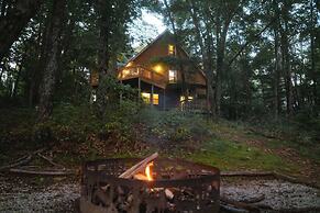 Cheerful Two Bdrm Cabin With Hot Tub & Pet Friendly