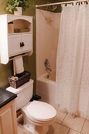 Cheerful Two Bdrm Cabin With Hot Tub & Pet Friendly
